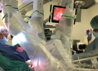 Cirugía de reasignación de sexo mediante robot quirúrgico