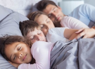 ¿Por qué los niños deben aprender a dormir por sí solos?