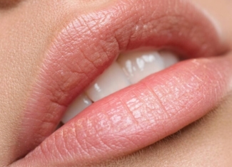 ¿Cómo mantengo mis labios nutridos e hidratados?