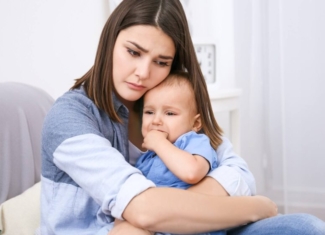 ¿Por qué las mujeres pueden sufrir alteraciones emocionales tras ser madres?