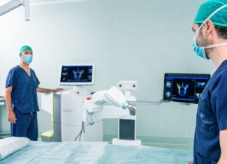 La cirugía robótica asegura precisión y exactitud en implantes de columna