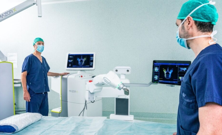 la-cirugia-robotica-asegura-precision-y-exactitud-en-implantes-de-columna