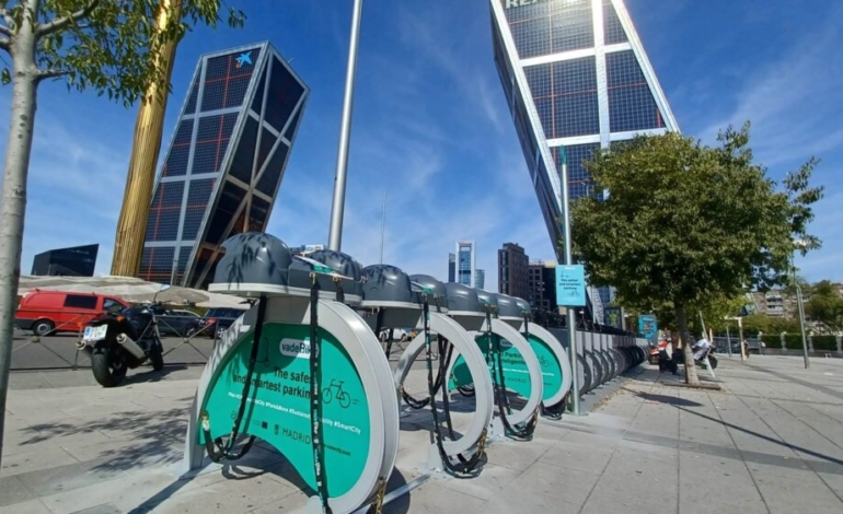 el-aparcamiento-inteligente-para-tu-bici-y-patinete-llega-a-las-calles-de-madrid