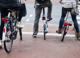 La falta de carriles bici y el peligro del tráfico amenazan el uso de la bicicleta