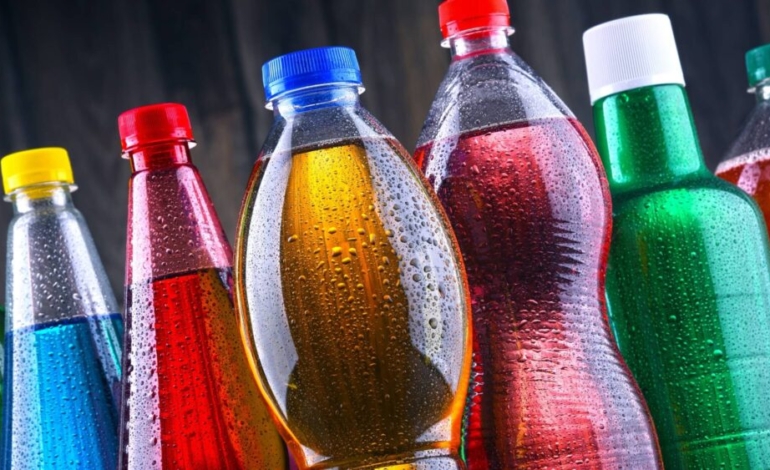 las-bebidas-azucaradas-multiplican-por-100-la-presencia-de-plastificantes-respecto-al-agua