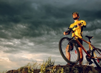 Bicicleta y montaña van rueda a rueda en desarrollo sostenible