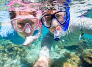 ¡Protege bien tus ojos bajo el agua en los baños del verano!