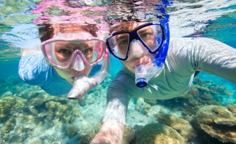 ¡protege-bien-tus-ojos-bajo-el-agua-en-los-banos-del-verano!