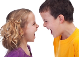 ¿Cuándo poner límite a los conflictos entre hijas e hijos?