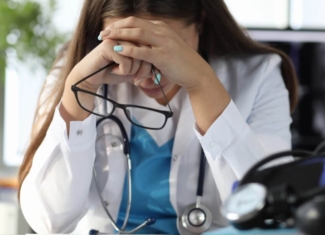 ¿Quién cuida la salud mental de los profesionales sanitarios?