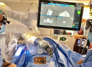 Cirugía robótica de escoliosis asistida por navegación