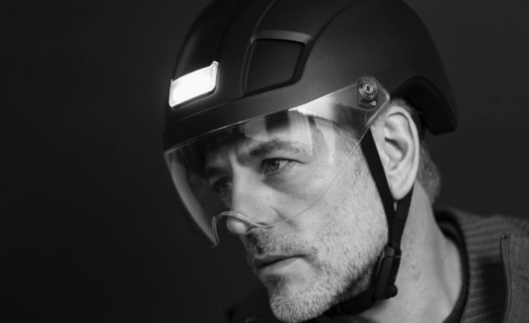 el-casco-para-bici-electrica-que-te-protege-de-la-velocidad-y-del-invierno