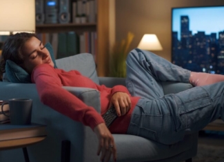 ¡La mala costumbre de quedarte dormido en el sofá!