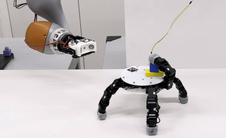 asi-es-la-mano-artificial-que-gatea-de-forma-independiente