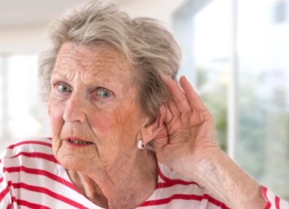 ¿Por qué perdemos audición con la edad?