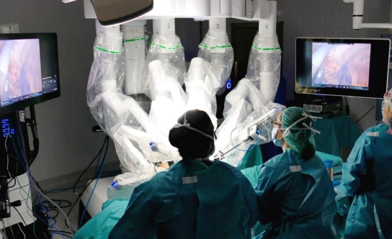 el-hospital-universitario-quironsalud-madrid-ya-opera-con-el-robot-quirurgico-da-vinci-(dv5)